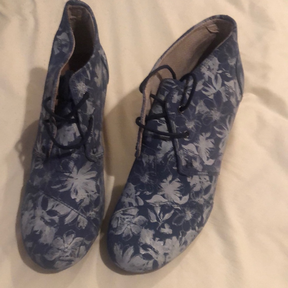 New Toms - size 11W - wedge ankle bootie